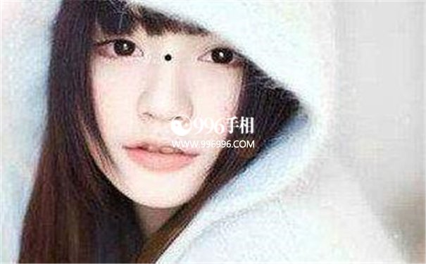 女性山根痣相