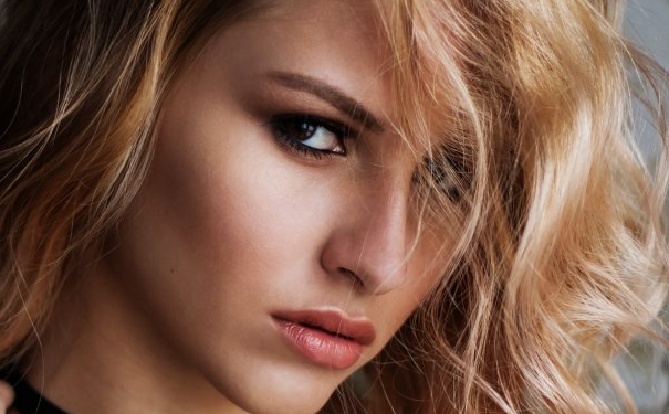 女性面相：具有这样面相的女性看起来很傻气