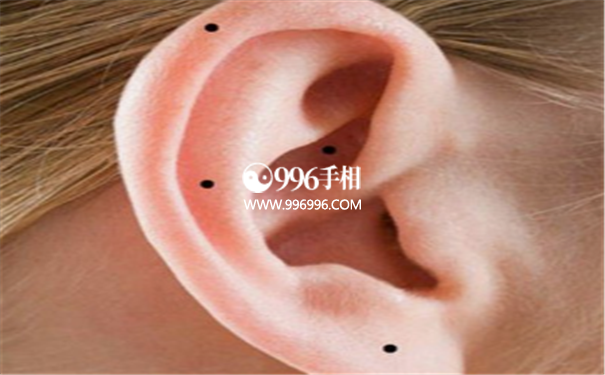 女人耳朵长痣