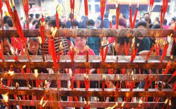 阴历十九能拜佛烧香吗