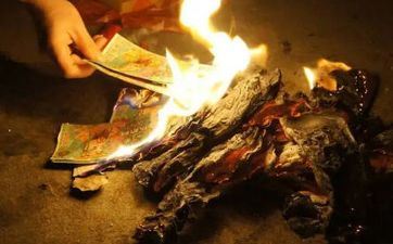 七月十五烧纸有什么考究？七月十五上香要留意什么？