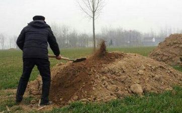 清明节烧纸画圈口冲哪个方向