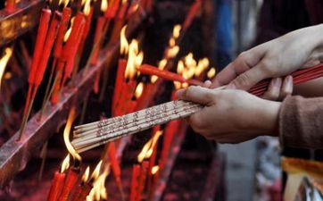 为啥都说有钱人烧香贫民算命