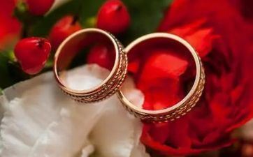 成婚过桥扔硬币扔几个 为什么新娘过桥要扔钱 成婚过桥扔硬币扔几个 为什么新娘过桥要扔钱